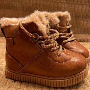 Toddler boys size 5 tan furry Oshkosh dress boot